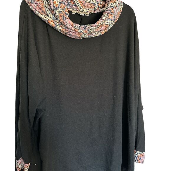 Yak & Yeti black tunic with a colorful collar and cuffs - Picture 2 of 7